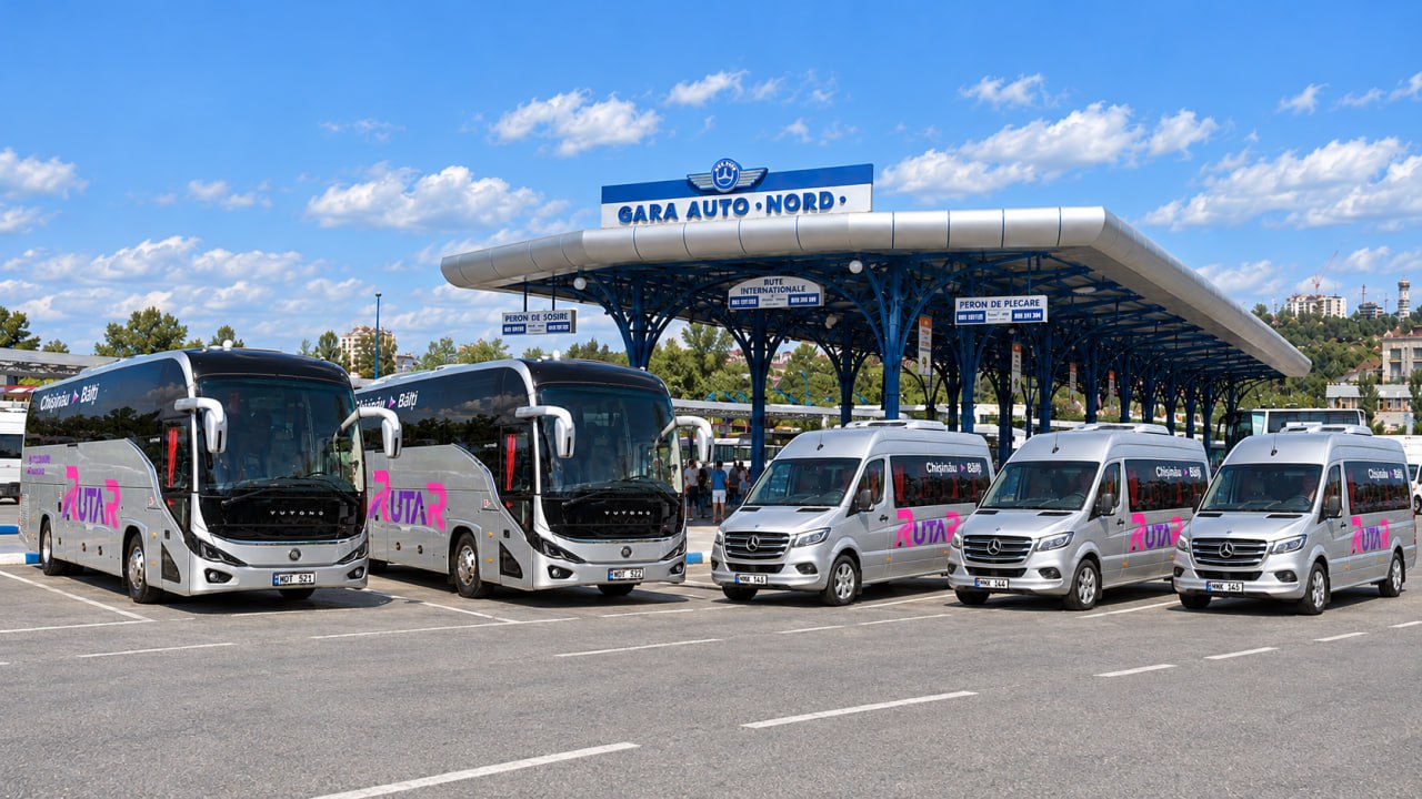 Автобусы и микроавтобусы Rutar в ряд на Северном автовокзале, вид спереди