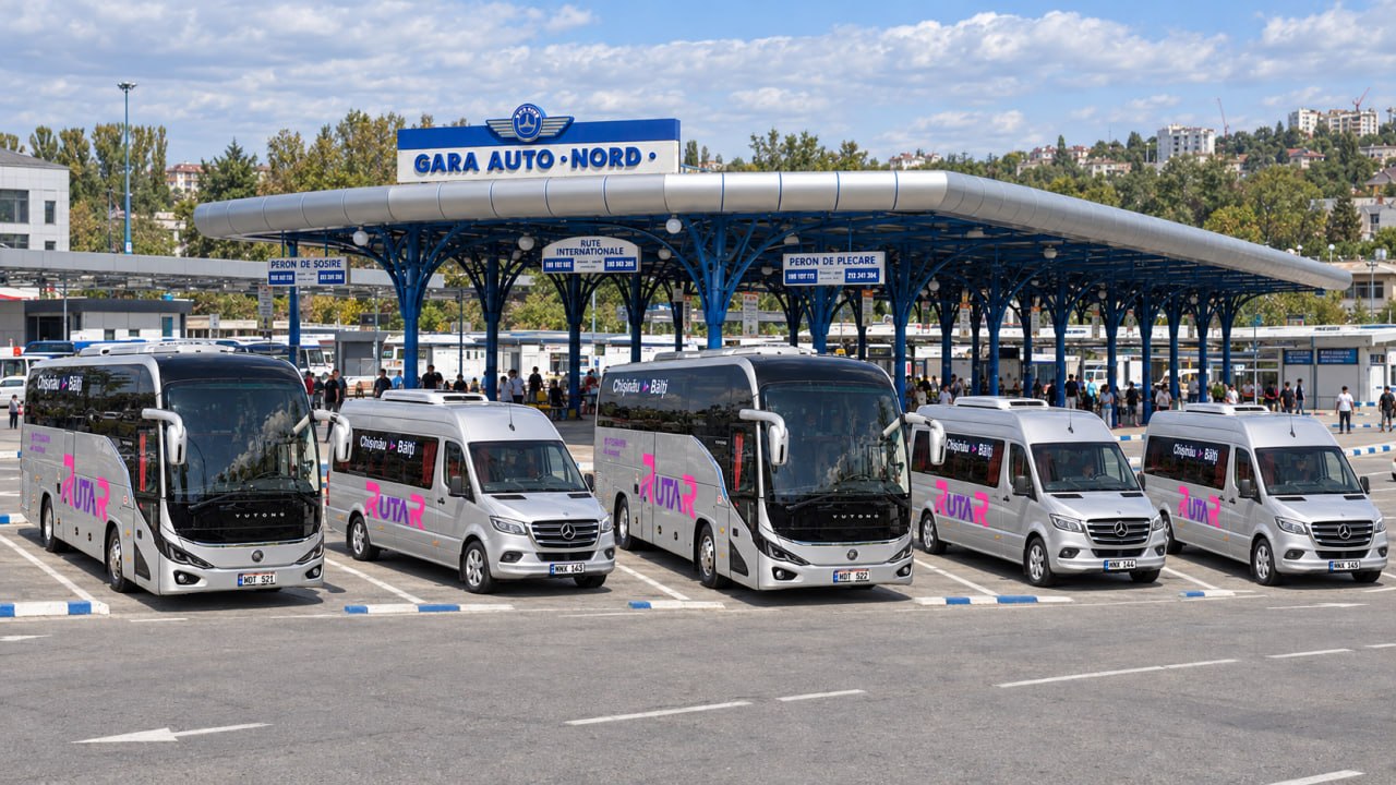 Автобусы и микроавтобусы Rutar, стоящие через один у перрона Северного автовокзала